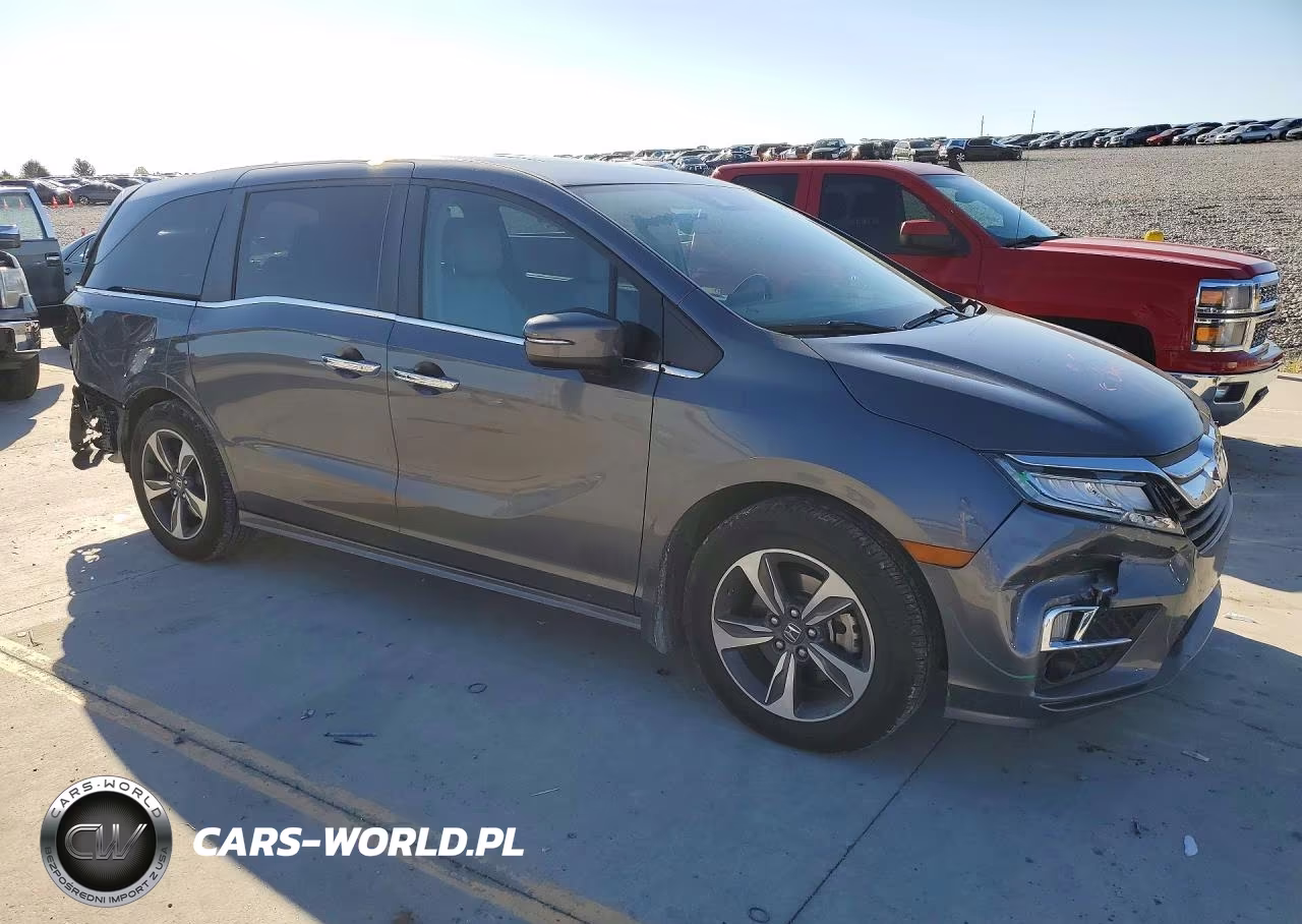 2018 Honda Odyssey Touring VIN:5FNRL6H89JB060146 - 4