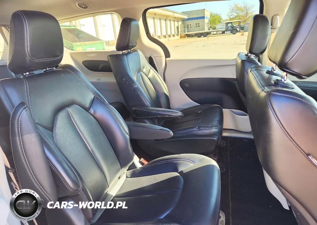 2023 Chrysler Pacifica Hybrid Touring L VIN:2C4RC1L78PR608670 - 11