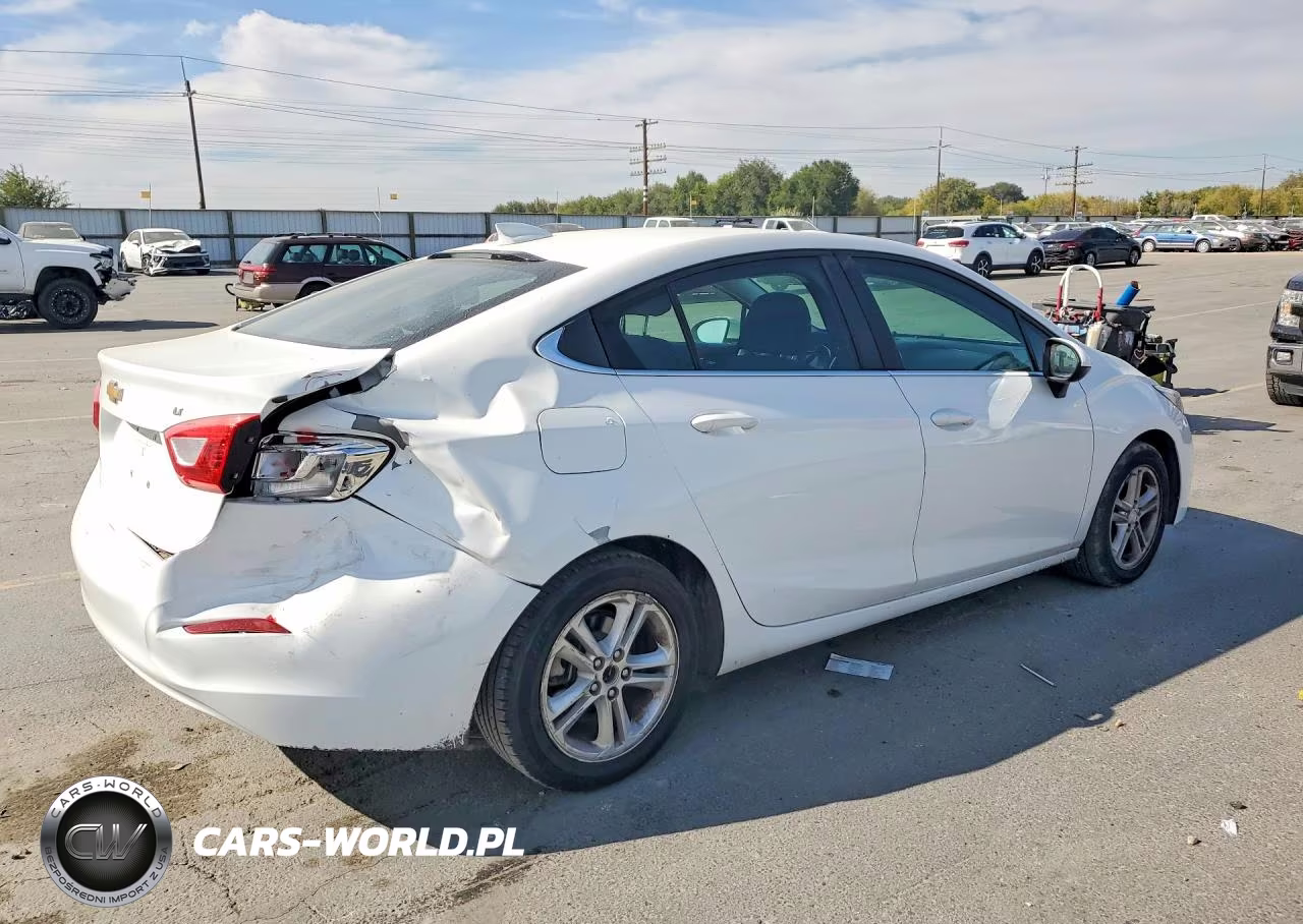 2018 Chevrolet Cruze Lt VIN:1G1BE5SM6J7145164 - 3