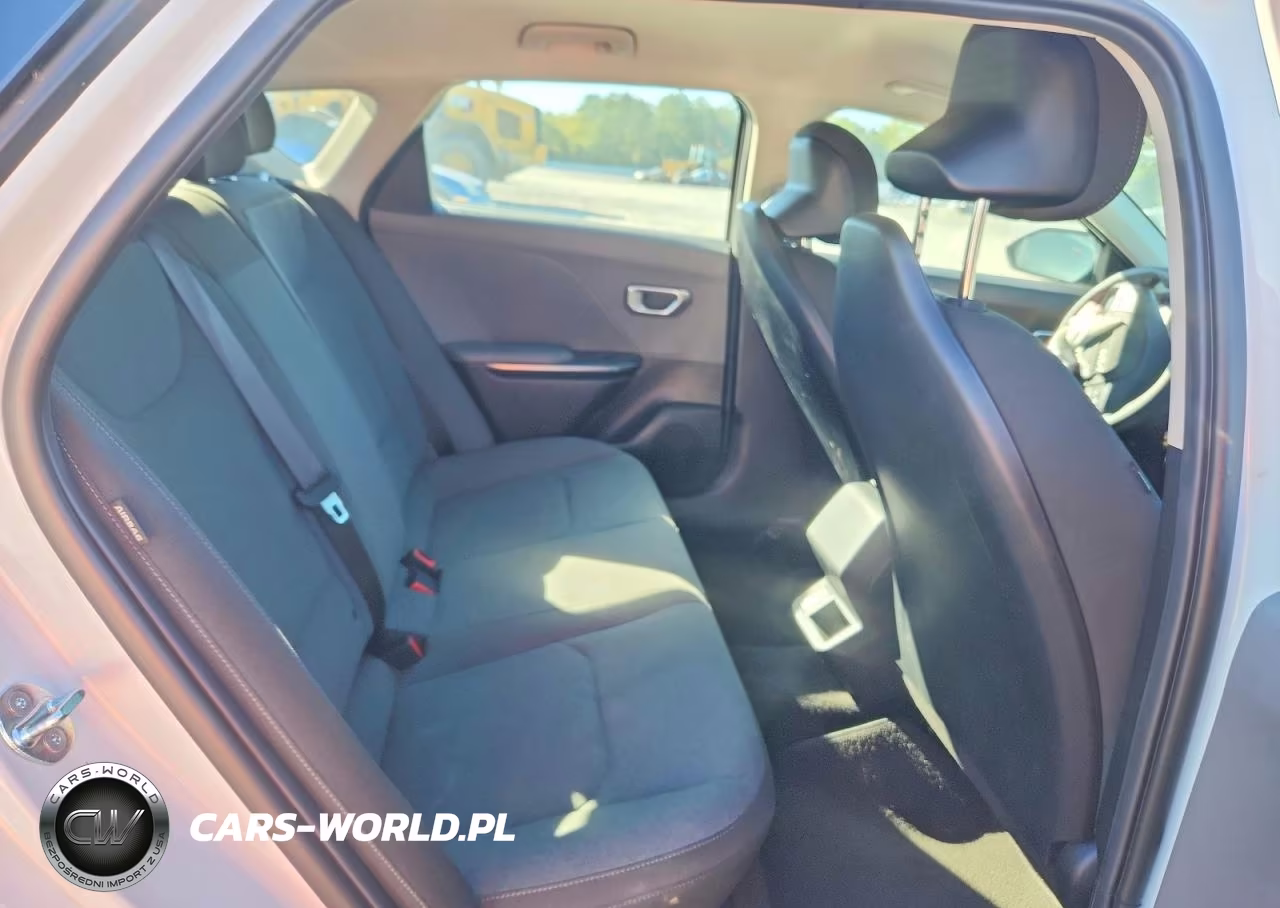 2025 Kia K4 Lxs VIN:3KPFT4DE6SE158335 - 10