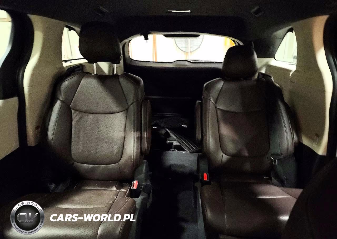 2023 Toyota Sienna Platinum 7-Passenger VIN:5TDESKFC3PS087123 - 10