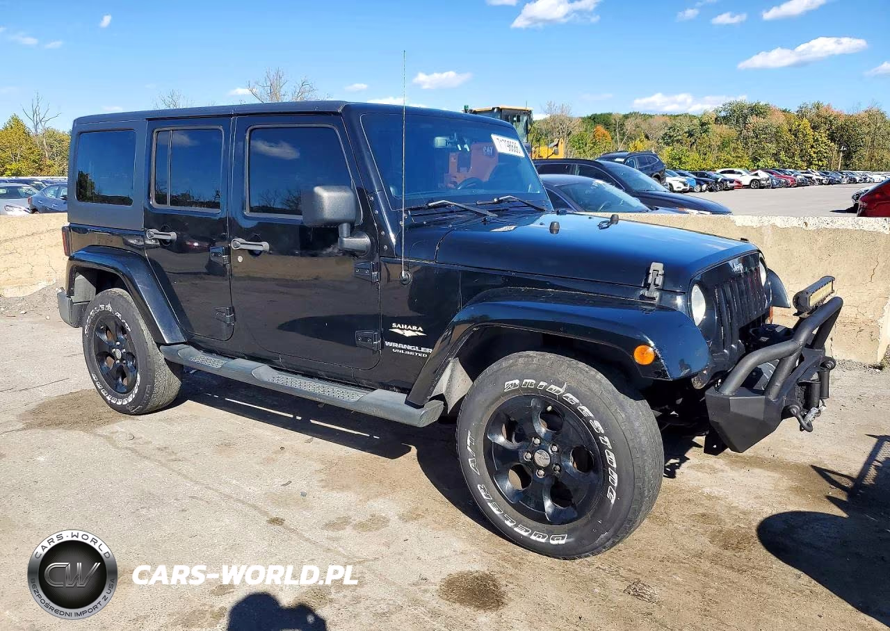 2013 Jeep Wrangler Unlimited Sahara VIN:1C4BJWEG1DL655495 - 4