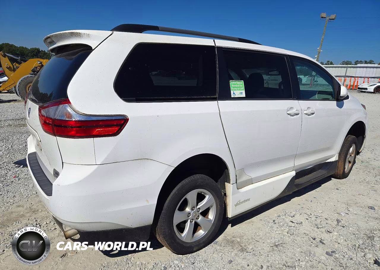 2017 Toyota Sienna Le VIN:5TDKZ3DC6HS823397 - 3
