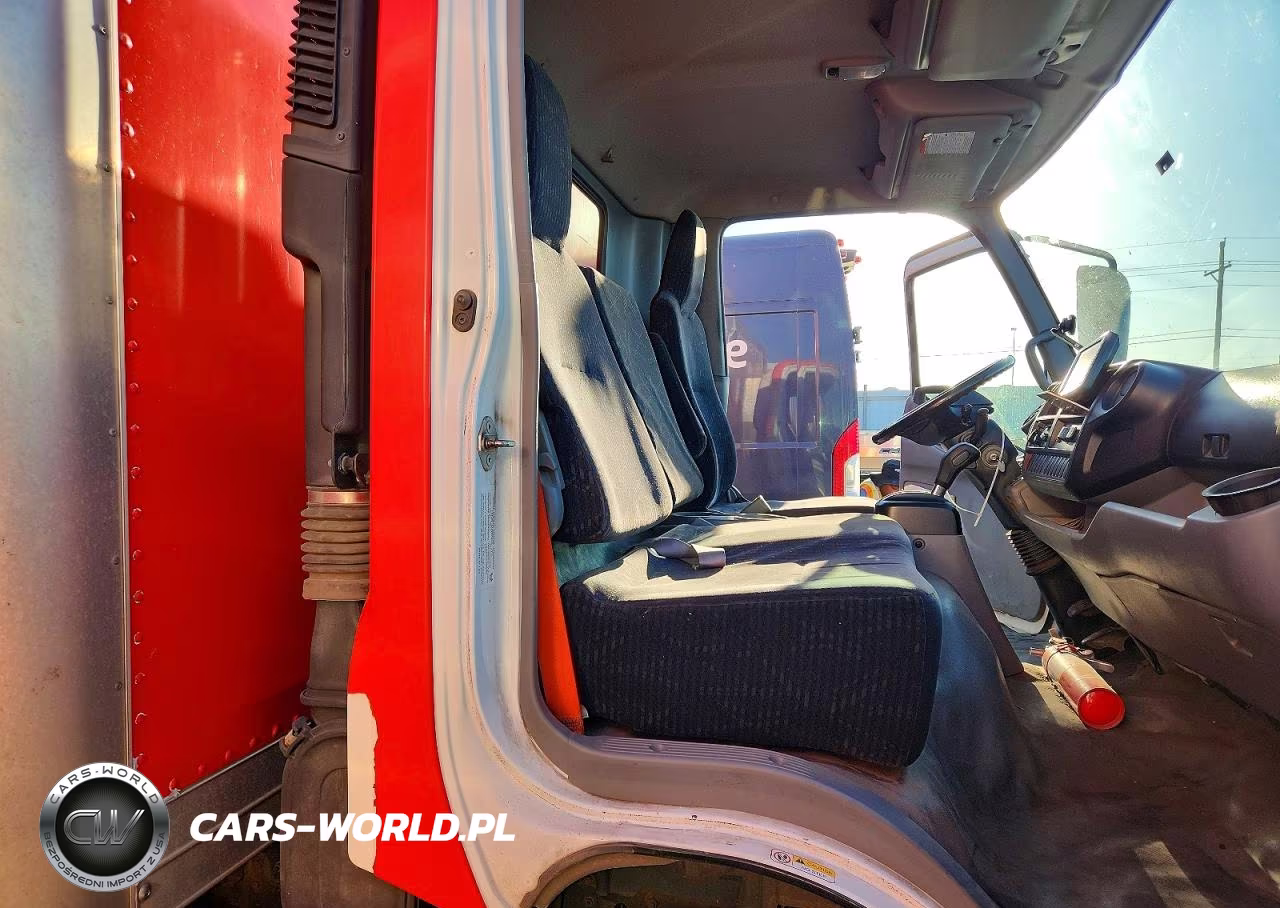 2018 Hino 195 Box Truck VIN:JHHSDM2H3JK006241 - 11