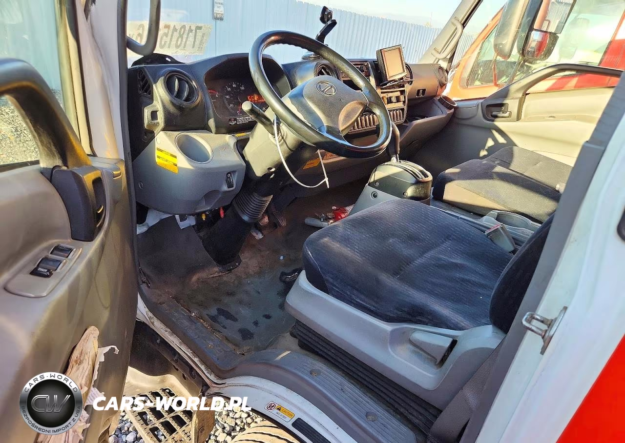 2018 Hino 195 Box Truck VIN:JHHSDM2H3JK006241 - 8