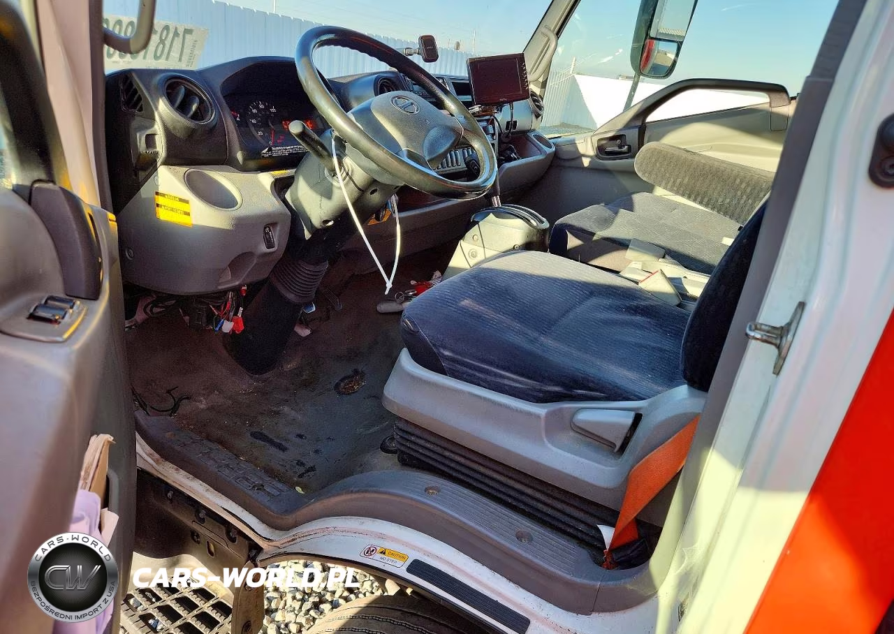 2018 Hino 195 Box Truck VIN:JHHSDM2H8JK006249 - 8