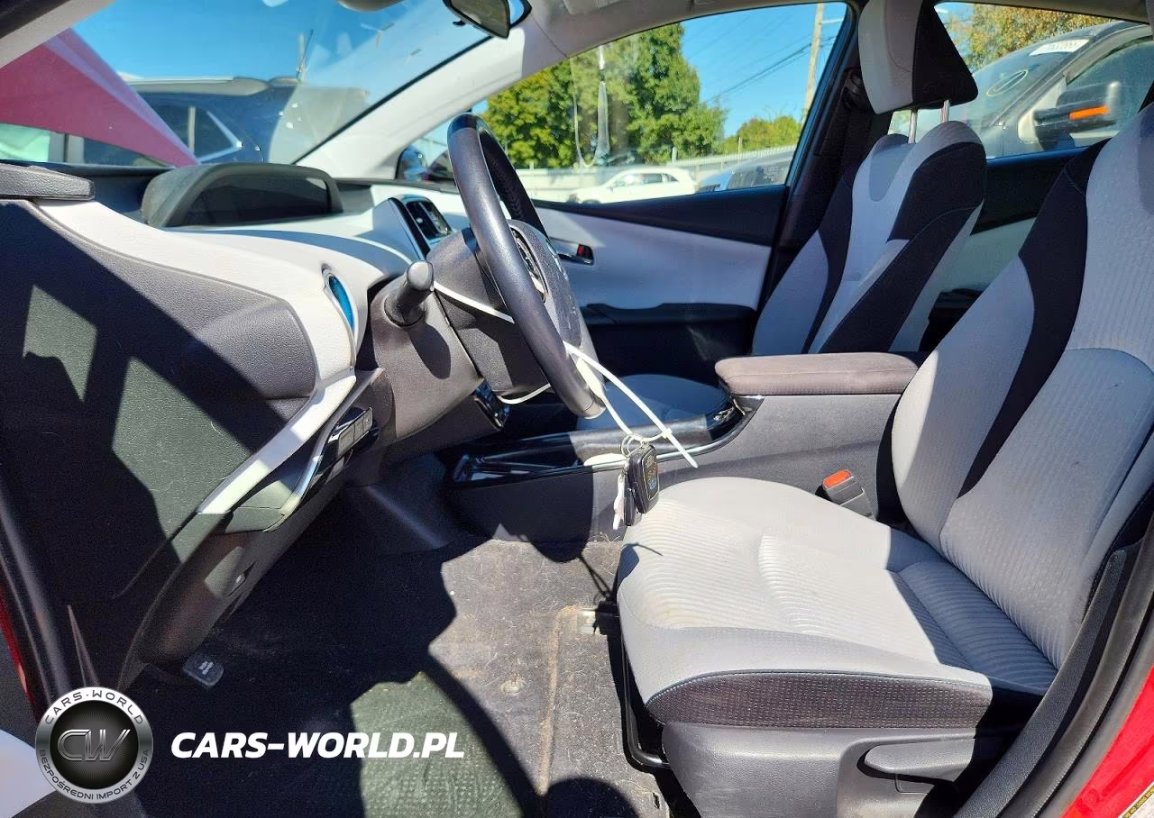 2018 Toyota Prius Three VIN:JTDKARFU1J3063158 - 7