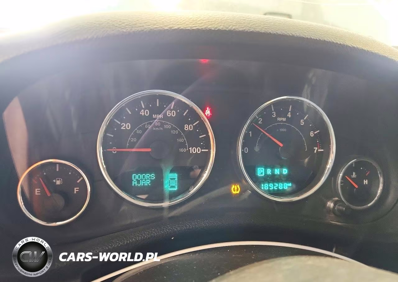 2015 Jeep Wrangler Unlimited Sport VIN:1C4BJWDG7FL654369 - 9