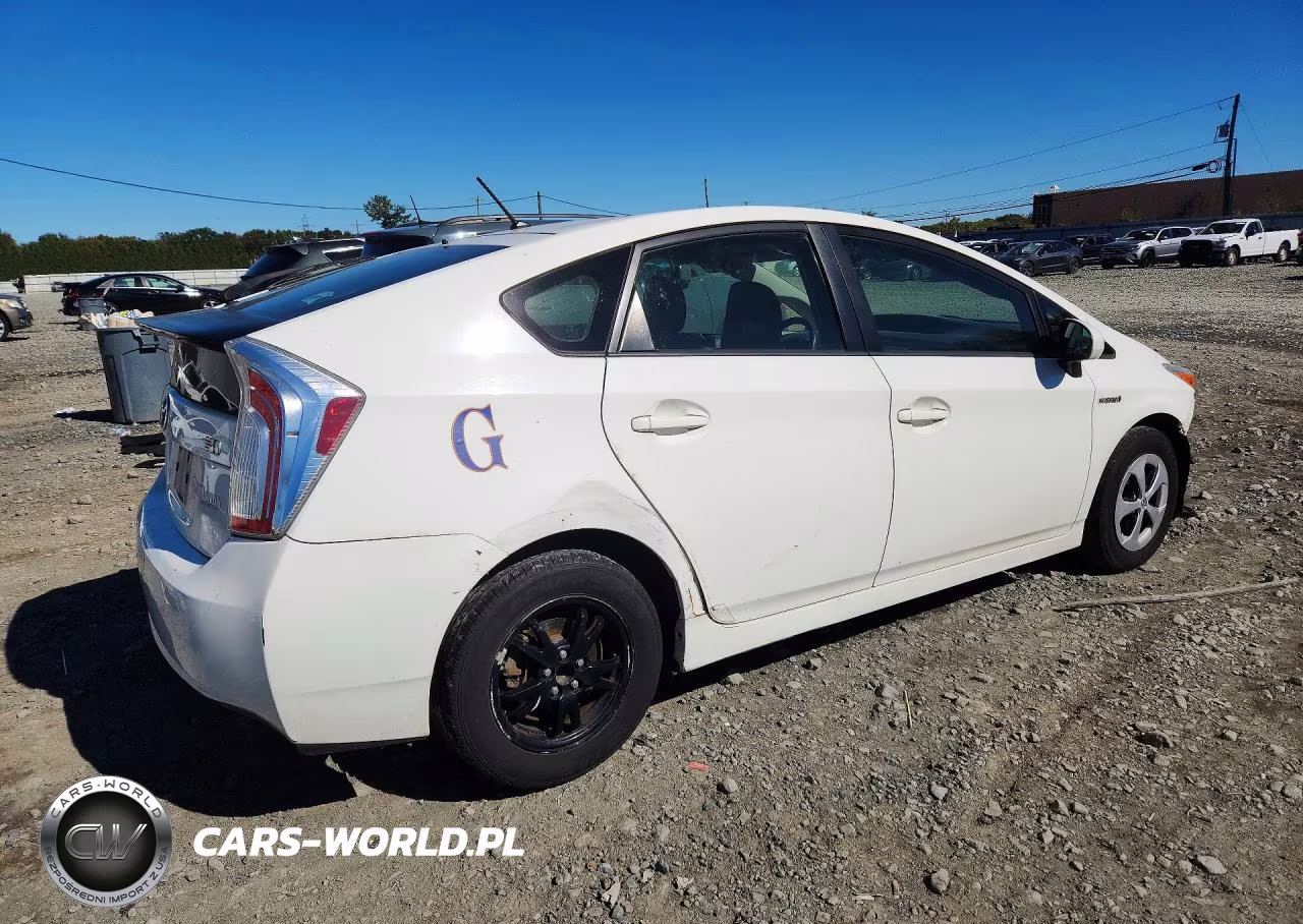 2014 Toyota Prius Two VIN:JTDKN3DU5E1825137 - 3