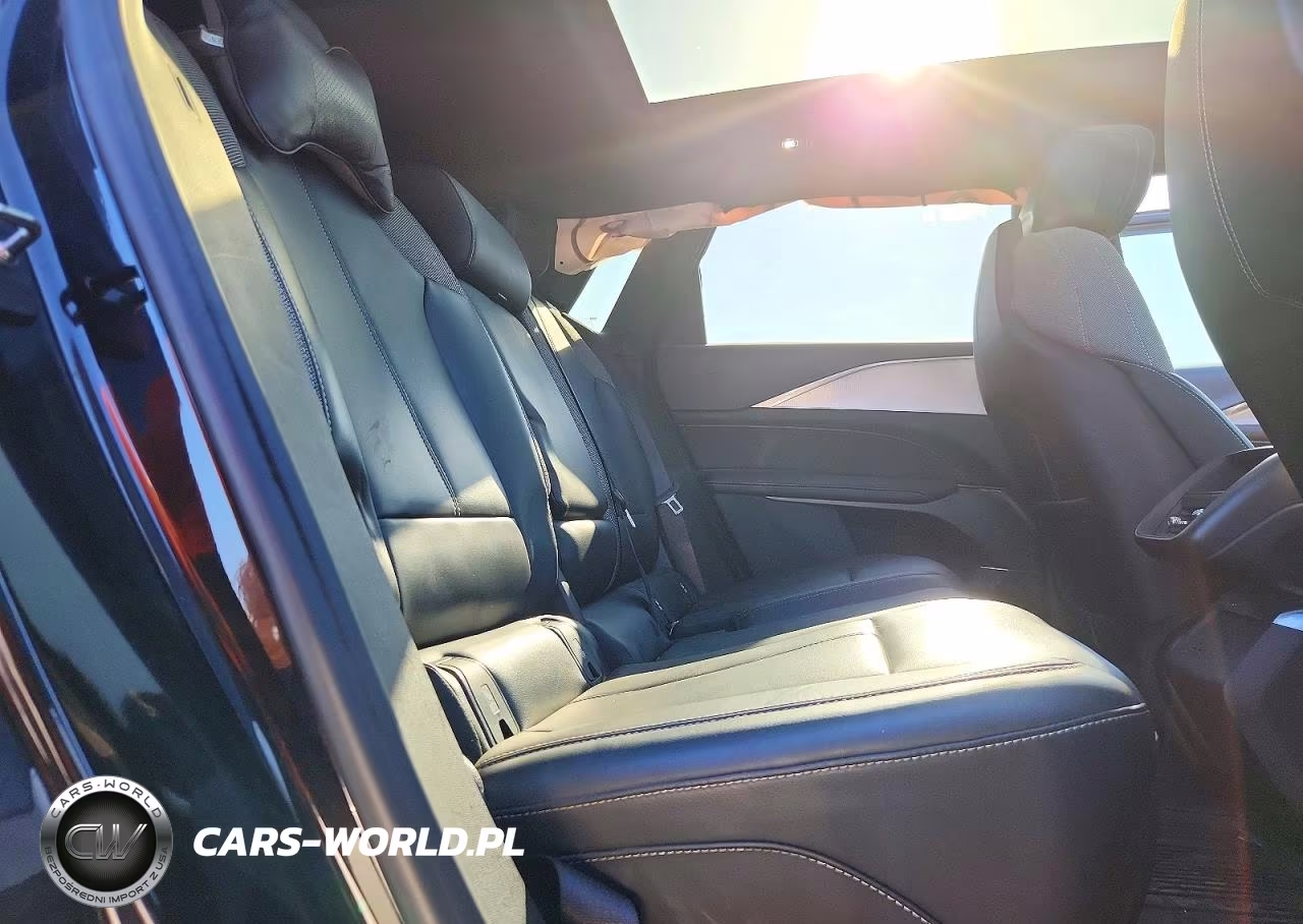 2024 Cadillac Lyriq Tech VIN:1GYKPMRK7RZ108702 - 10