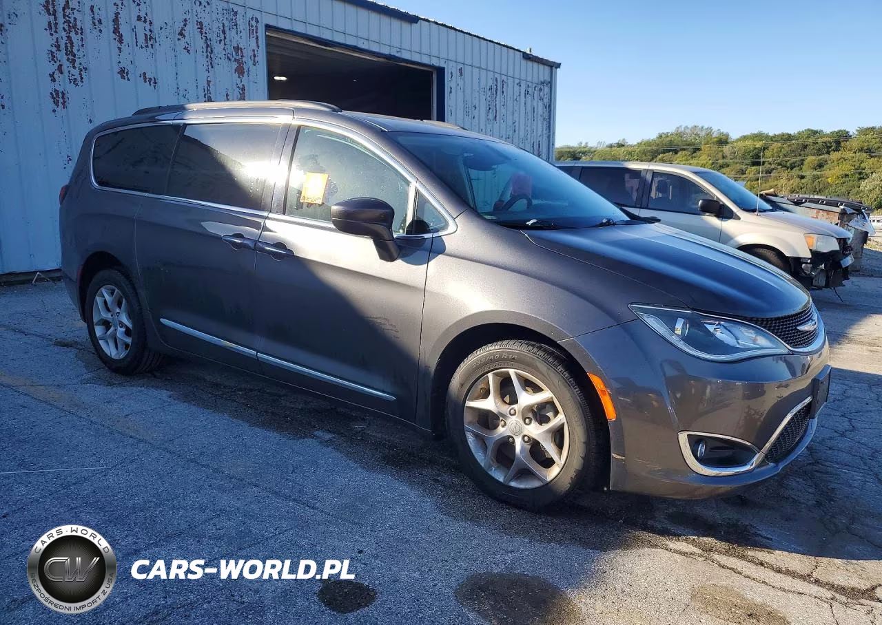 2017 Chrysler Pacifica Touring L VIN:2C4RC1BGXHR507083 - 4