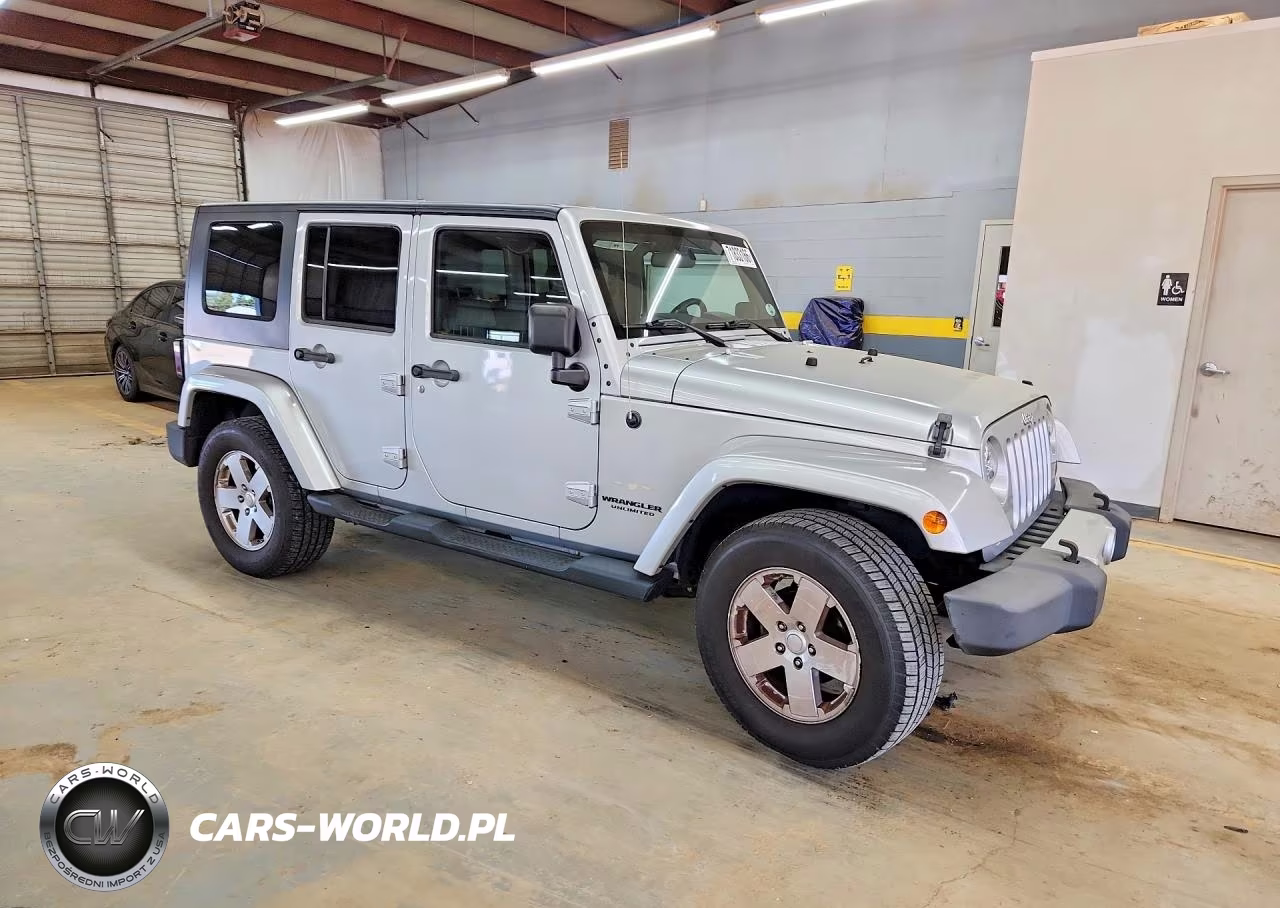 2010 Jeep Wrangler Unlimited Sahara VIN:1J4HA5H11AL221028 - 4