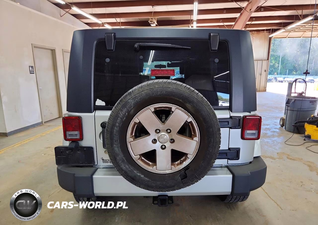 2010 Jeep Wrangler Unlimited Sahara VIN:1J4HA5H11AL221028 - 6