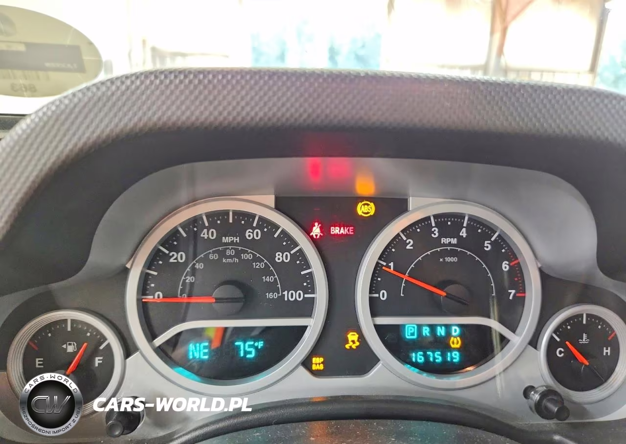 2010 Jeep Wrangler Unlimited Sahara VIN:1J4HA5H11AL221028 - 9