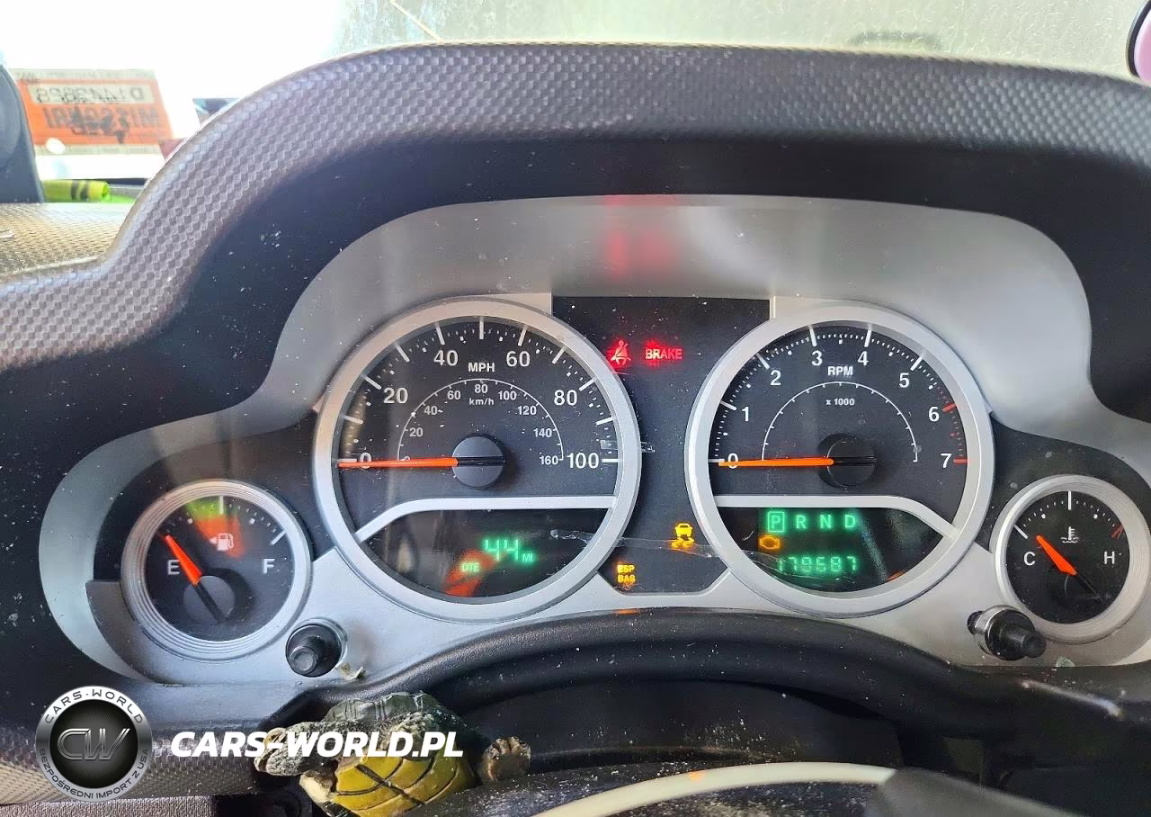 2008 Jeep Wrangler Unlimited Sahara VIN:1J4GA59138L557204 - 9