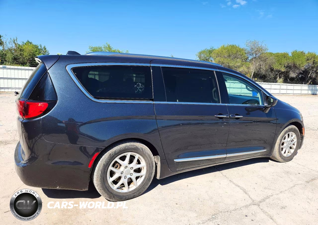 2020 Chrysler Pacifica Touring L VIN:2C4RC1BG1LR275384 - 3