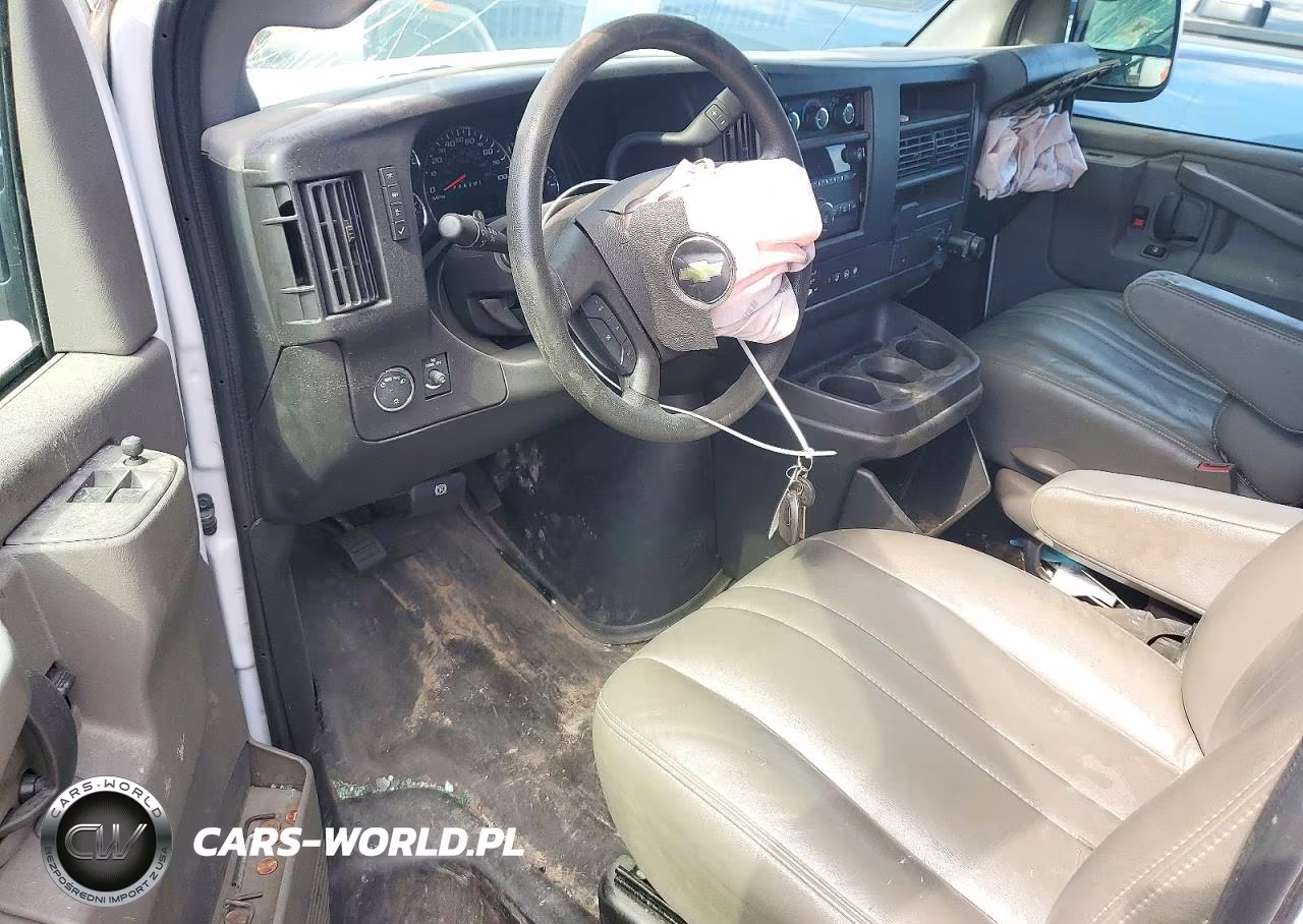2024 Chevrolet Express G2500 VIN:1GCWGAFP9R1139017 - 8