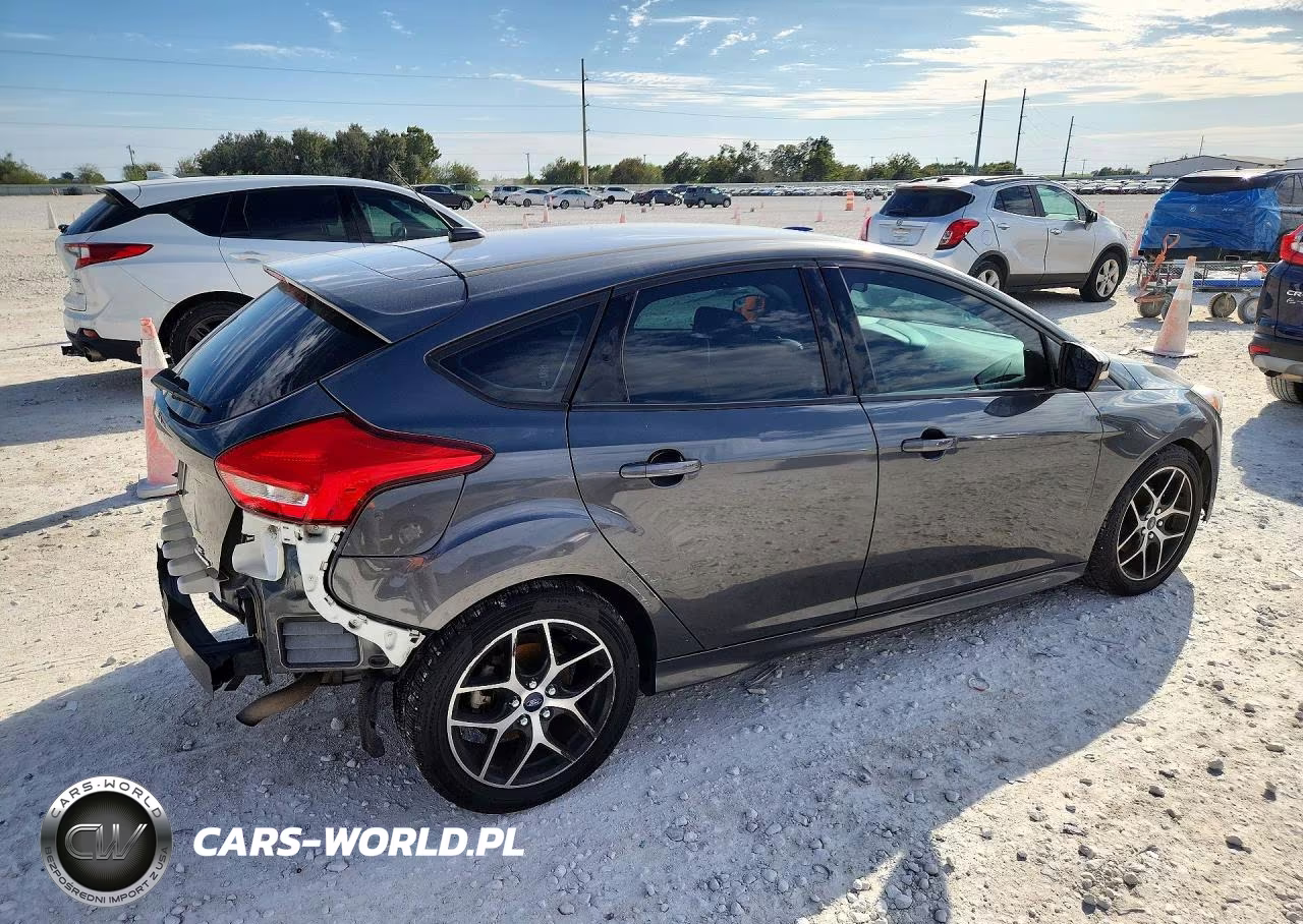 2016 Ford Focus Se VIN:1FADP3K22GL387288 - 3