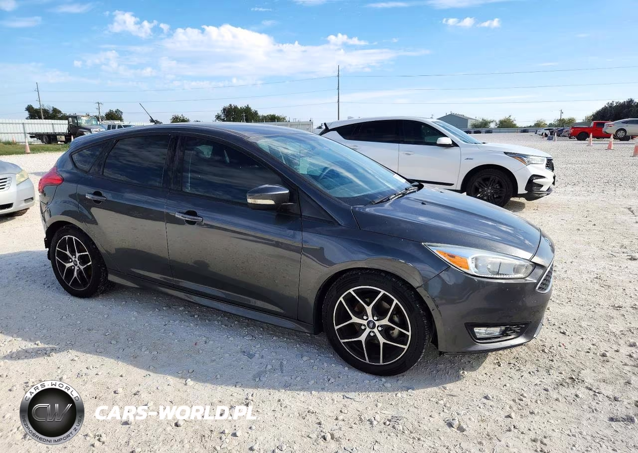 2016 Ford Focus Se VIN:1FADP3K22GL387288 - 4