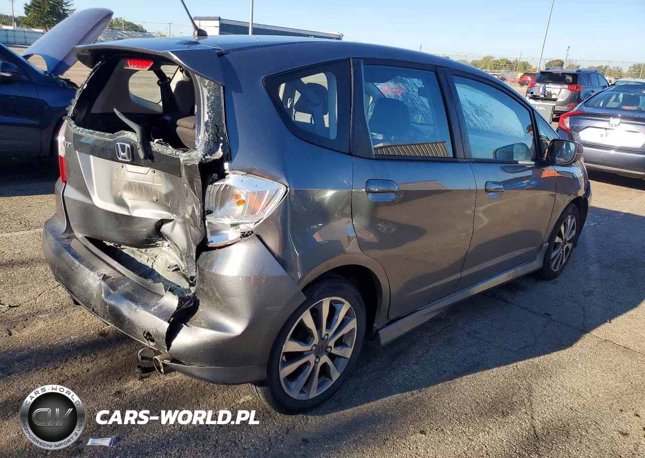 2013 Honda Fit Sport VIN:JHMGE8H53DC043183 - 3