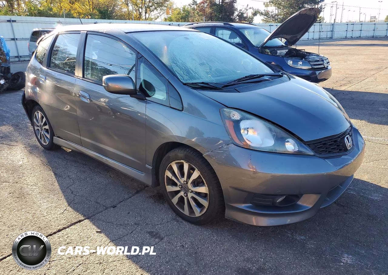 2013 Honda Fit Sport VIN:JHMGE8H53DC043183 - 4