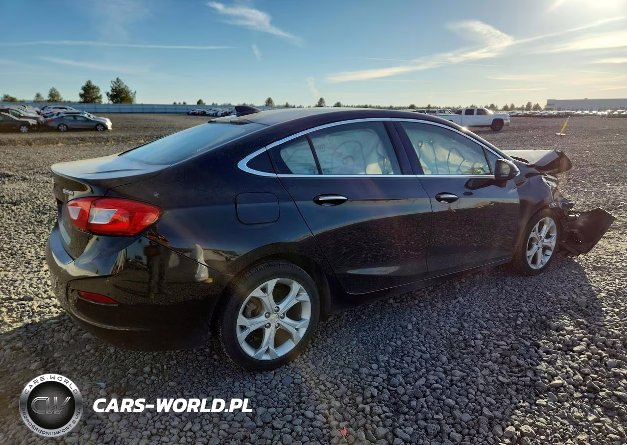 2018 Chevrolet Cruze Premier VIN:1G1BF5SM1J7144940 - 3