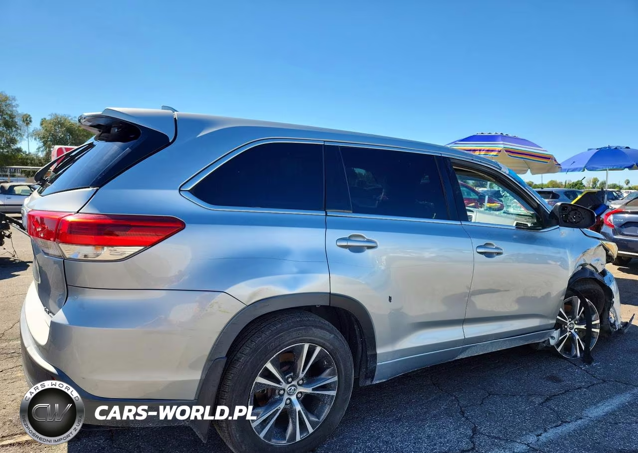 2018 Toyota Highlander Le Plus VIN:5TDBZRFH8JS807414 - 3