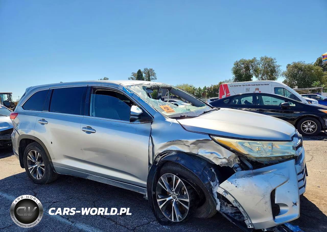 2018 Toyota Highlander Le Plus VIN:5TDBZRFH8JS807414 - 4