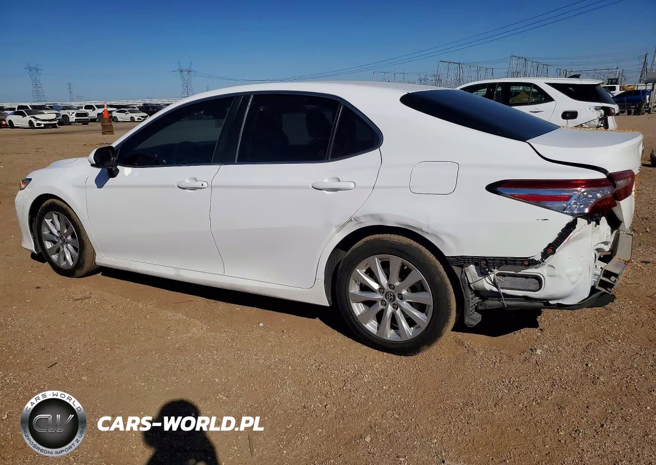 2018 Toyota Camry Le VIN:4T1B11HK7JU581102 - 2