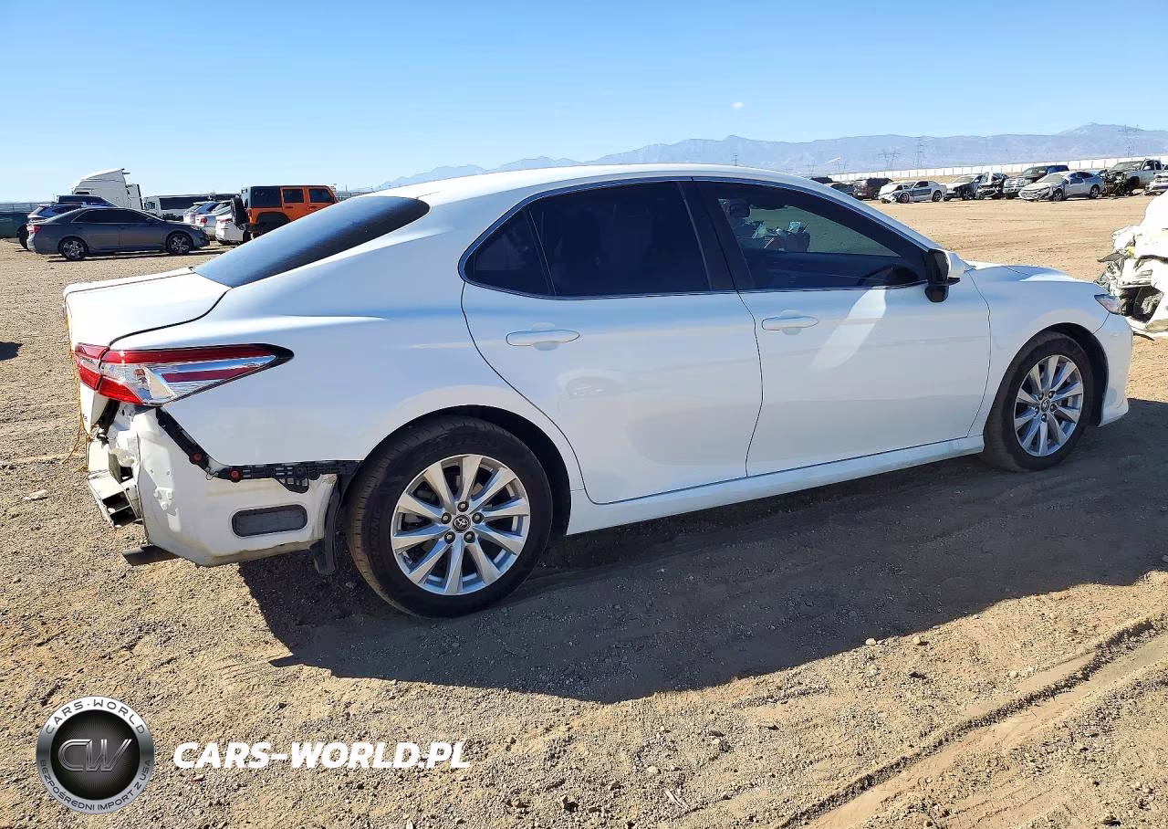 2018 Toyota Camry Le VIN:4T1B11HK7JU581102 - 3