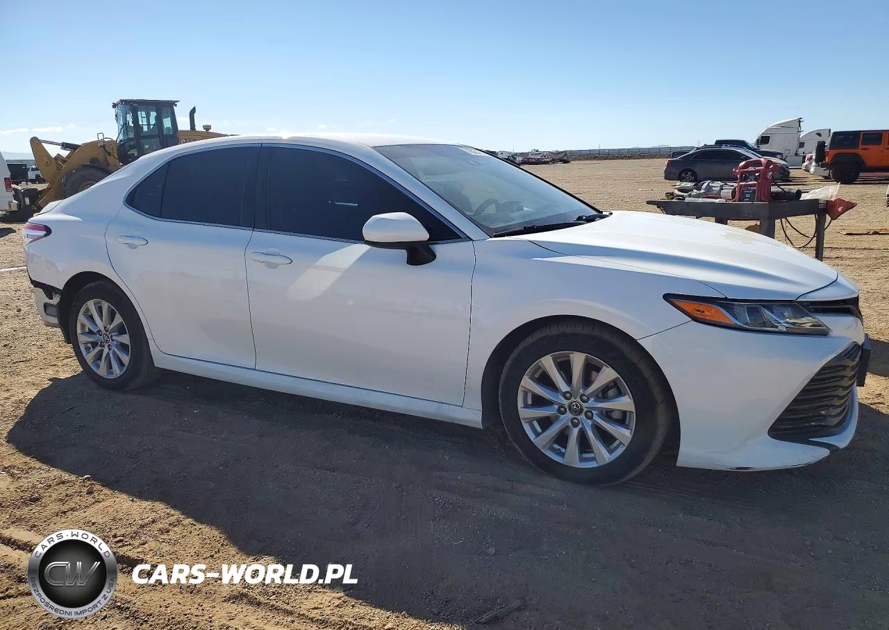 2018 Toyota Camry Le VIN:4T1B11HK7JU581102 - 4