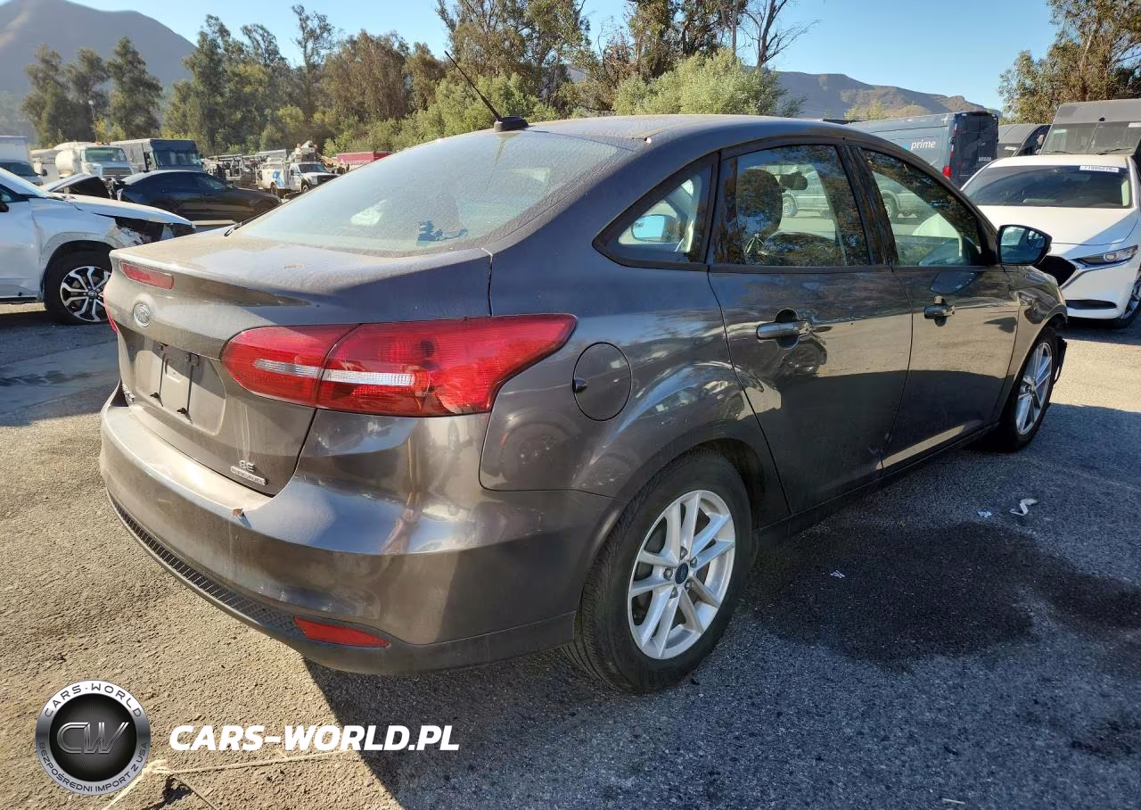2015 Ford Focus Se VIN:1FADP3F22FL229896 - 3