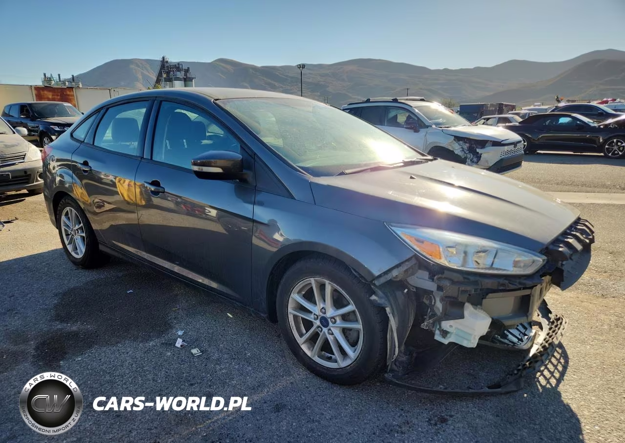 2015 Ford Focus Se VIN:1FADP3F22FL229896 - 4