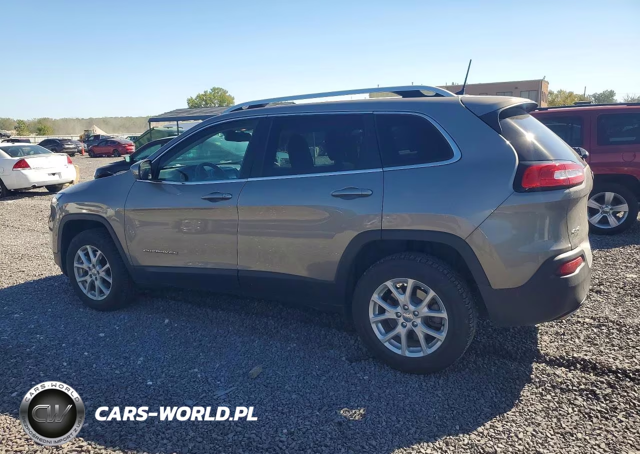2017 Jeep Cherokee Latitude VIN:1C4PJMCS2HW587844 - 2