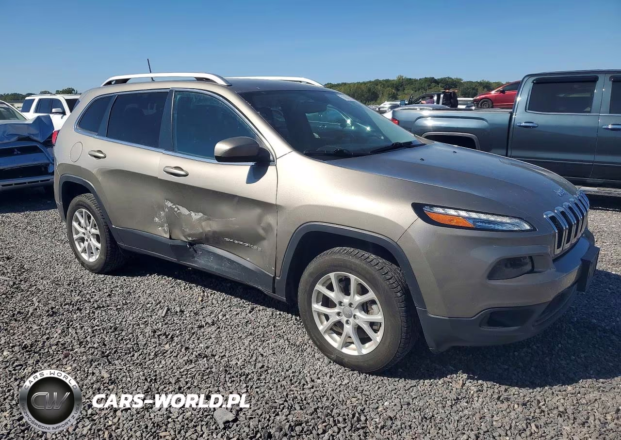 2017 Jeep Cherokee Latitude VIN:1C4PJMCS2HW587844 - 4