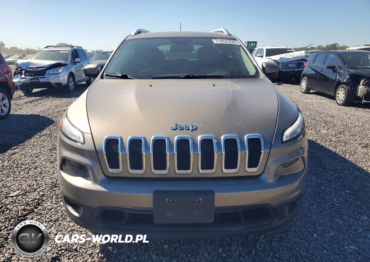 2017 Jeep Cherokee Latitude VIN:1C4PJMCS2HW587844 - 5