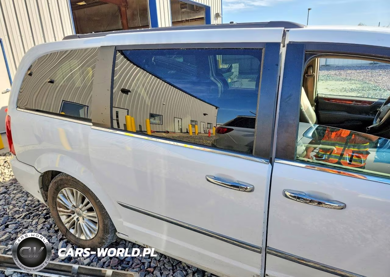 2015 Chrysler Town & Country Touring L VIN:2C4RC1CGXFR610595 - 11