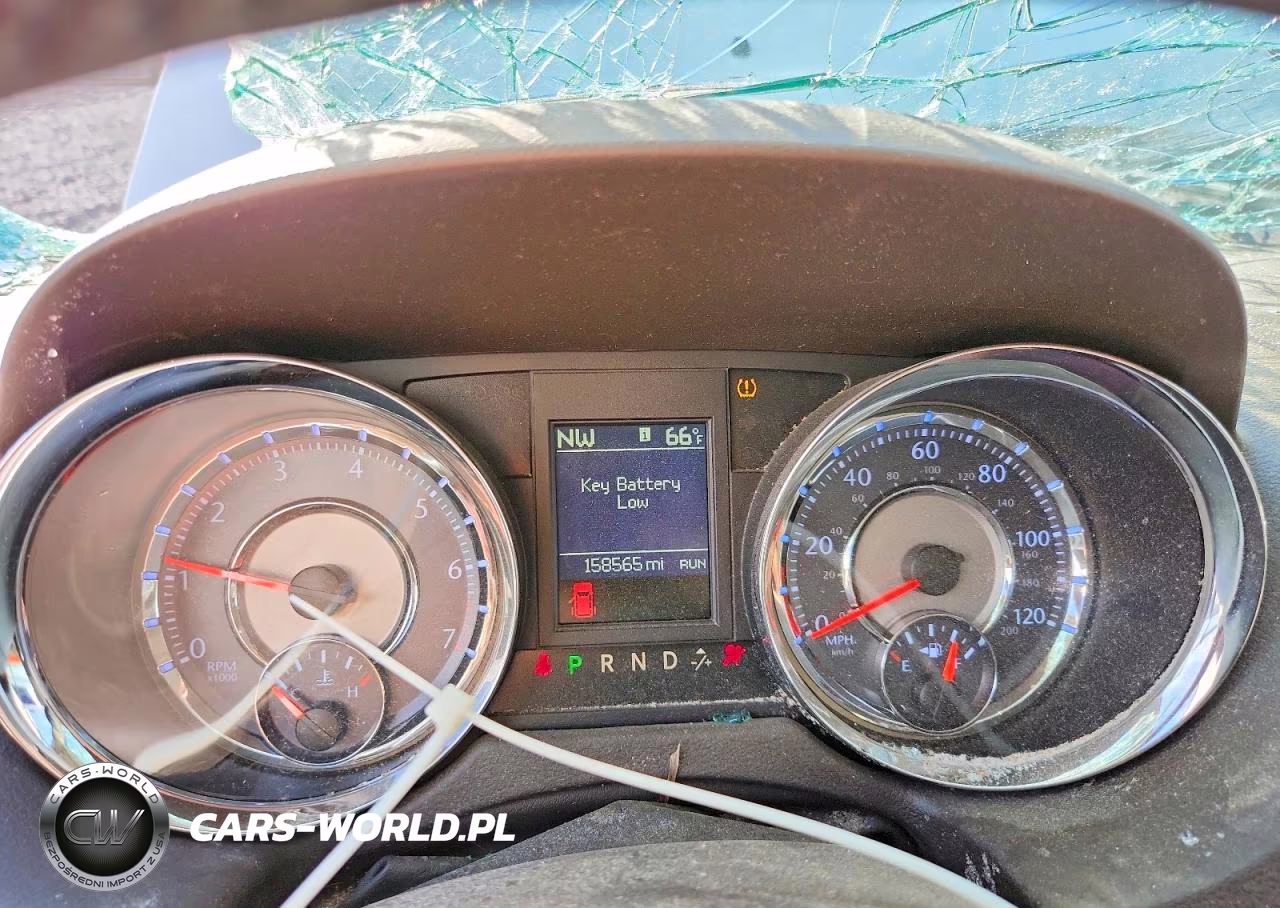 2015 Chrysler Town & Country Touring L VIN:2C4RC1CGXFR610595 - 9