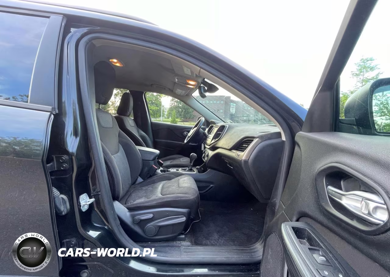 2016 Jeep Cherokee Sport VIN:1C4PJMAS2GW220671 - 5