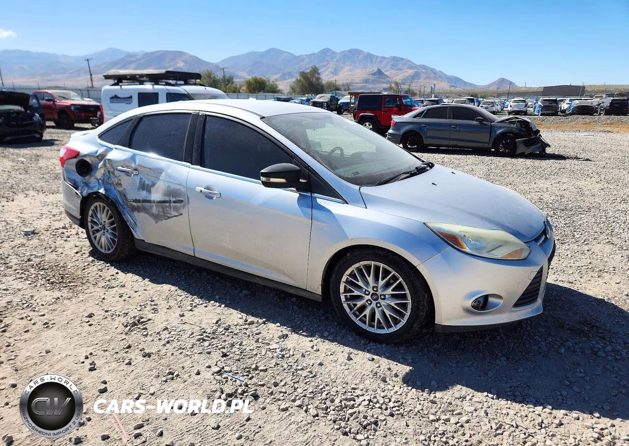 2014 Ford Focus Titanium VIN:1FADP3J27EL463277 - 4
