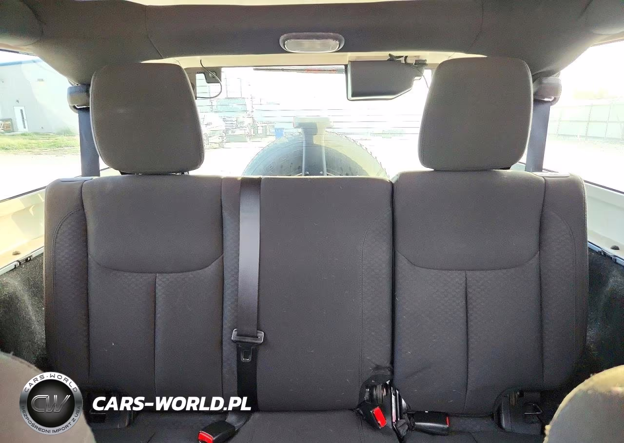 2016 Jeep Wrangler Unlimited Sport VIN:1C4BJWDG8GL125045 - 10