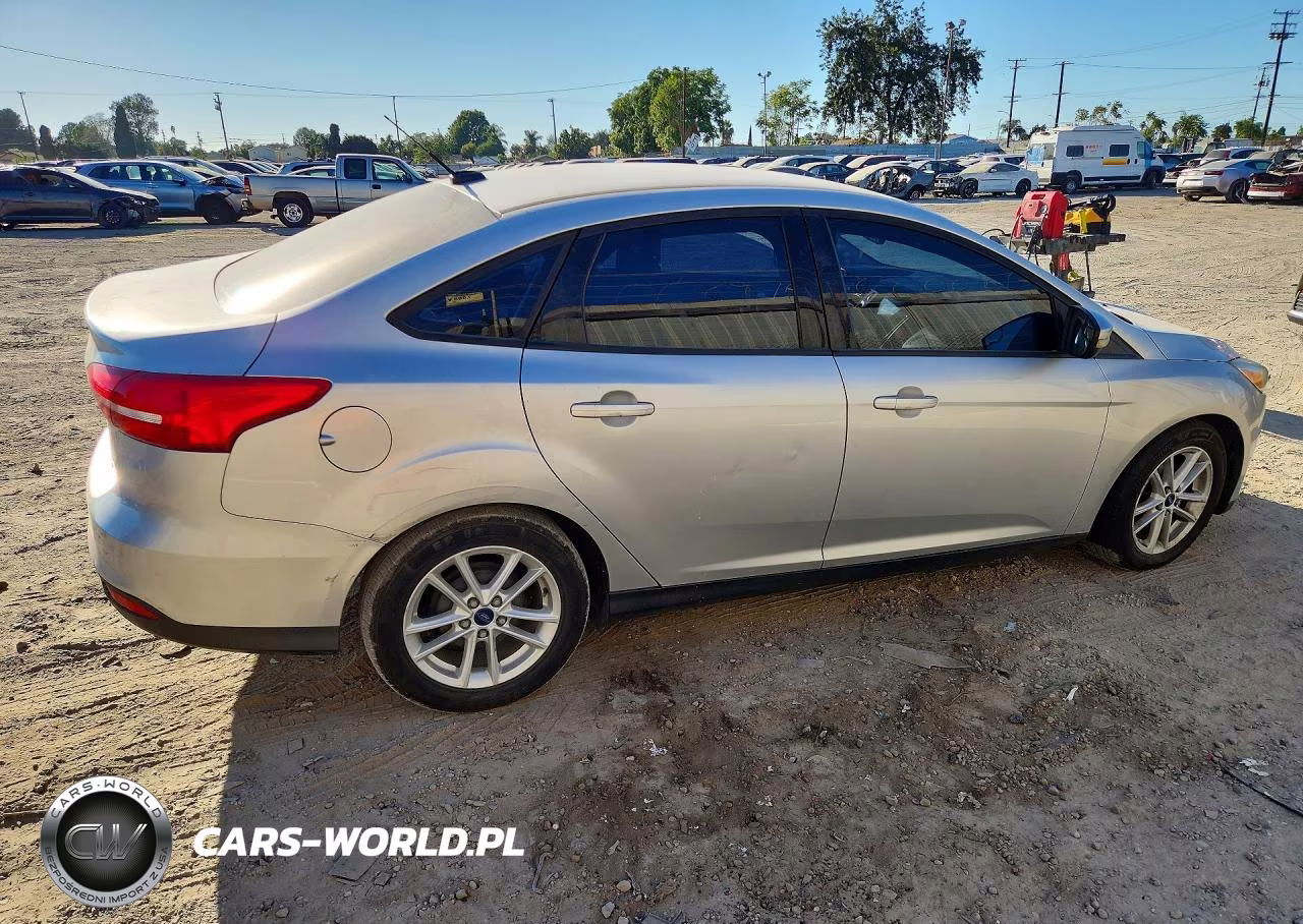 2015 Ford Focus Se VIN:1FADP3F25FL257191 - 3