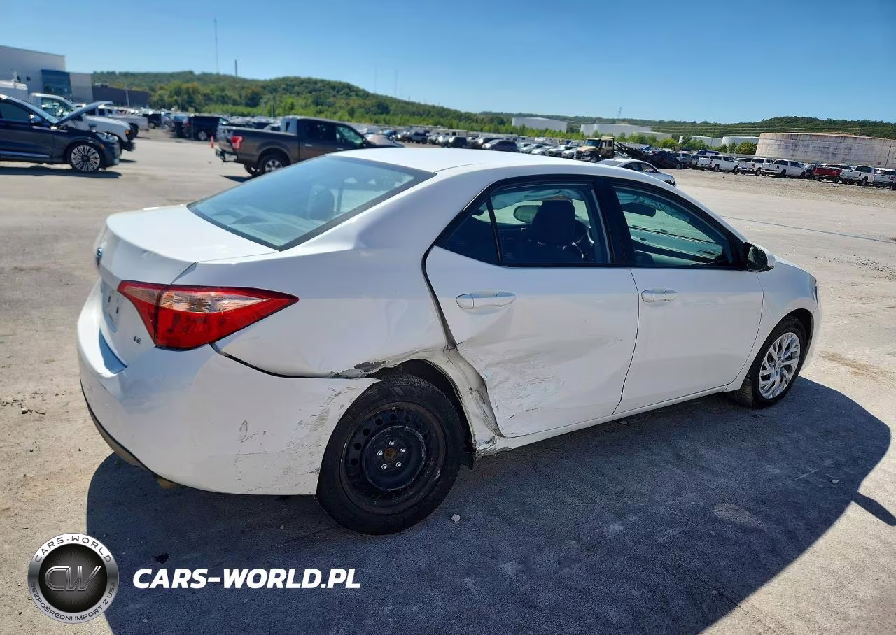 2018 Toyota Corolla Le VIN:5YFBURHE8JP756670 - 3