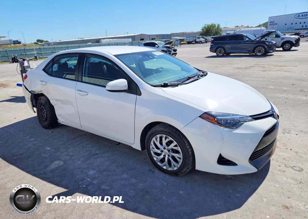 2018 Toyota Corolla Le VIN:5YFBURHE8JP756670 - 4