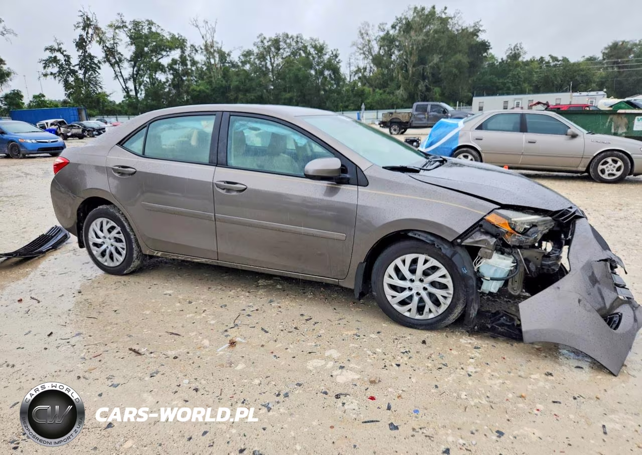 2018 Toyota Corolla Le VIN:5YFBURHE7JP737995 - 4