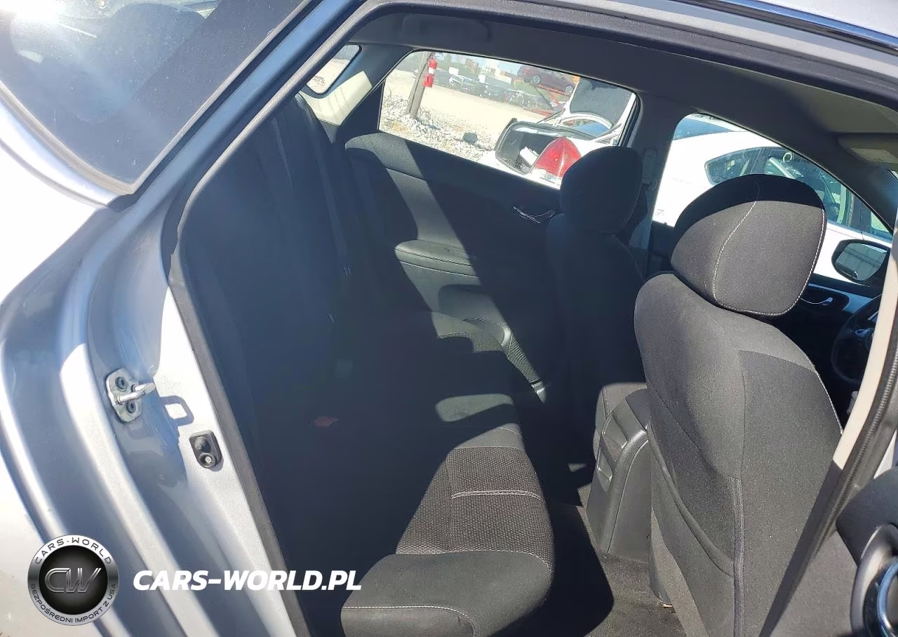 2018 Nissan Sentra S VIN:3N1AB7AP9JY277937 - 10