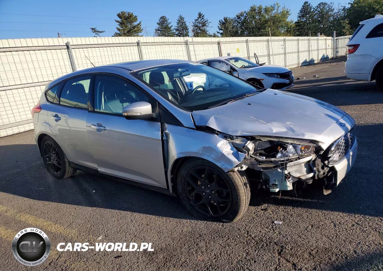2016 Ford Focus Se VIN:1FADP3K22GL313062 - 4