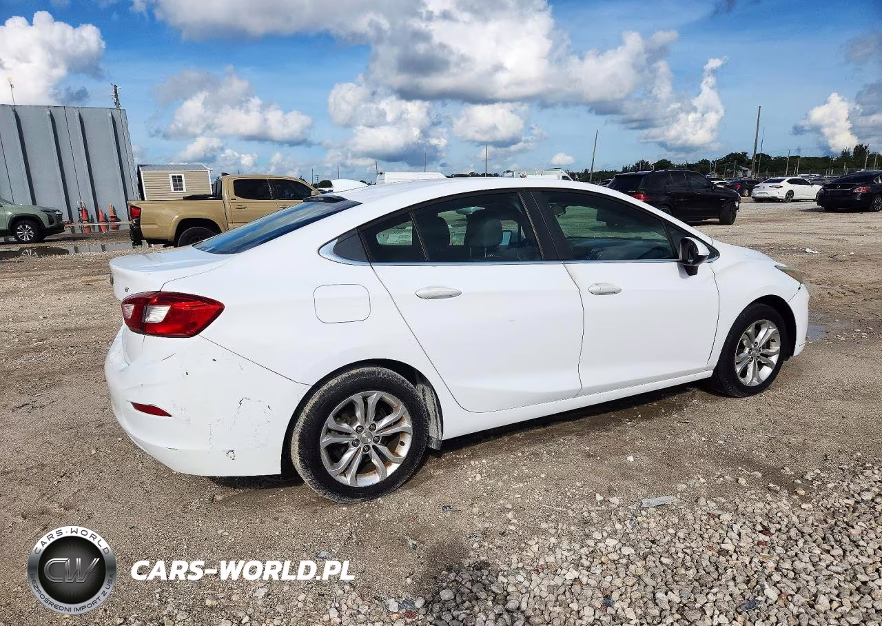2019 Chevrolet Cruze Lt VIN:1G1BE5SM7K7118637 - 3