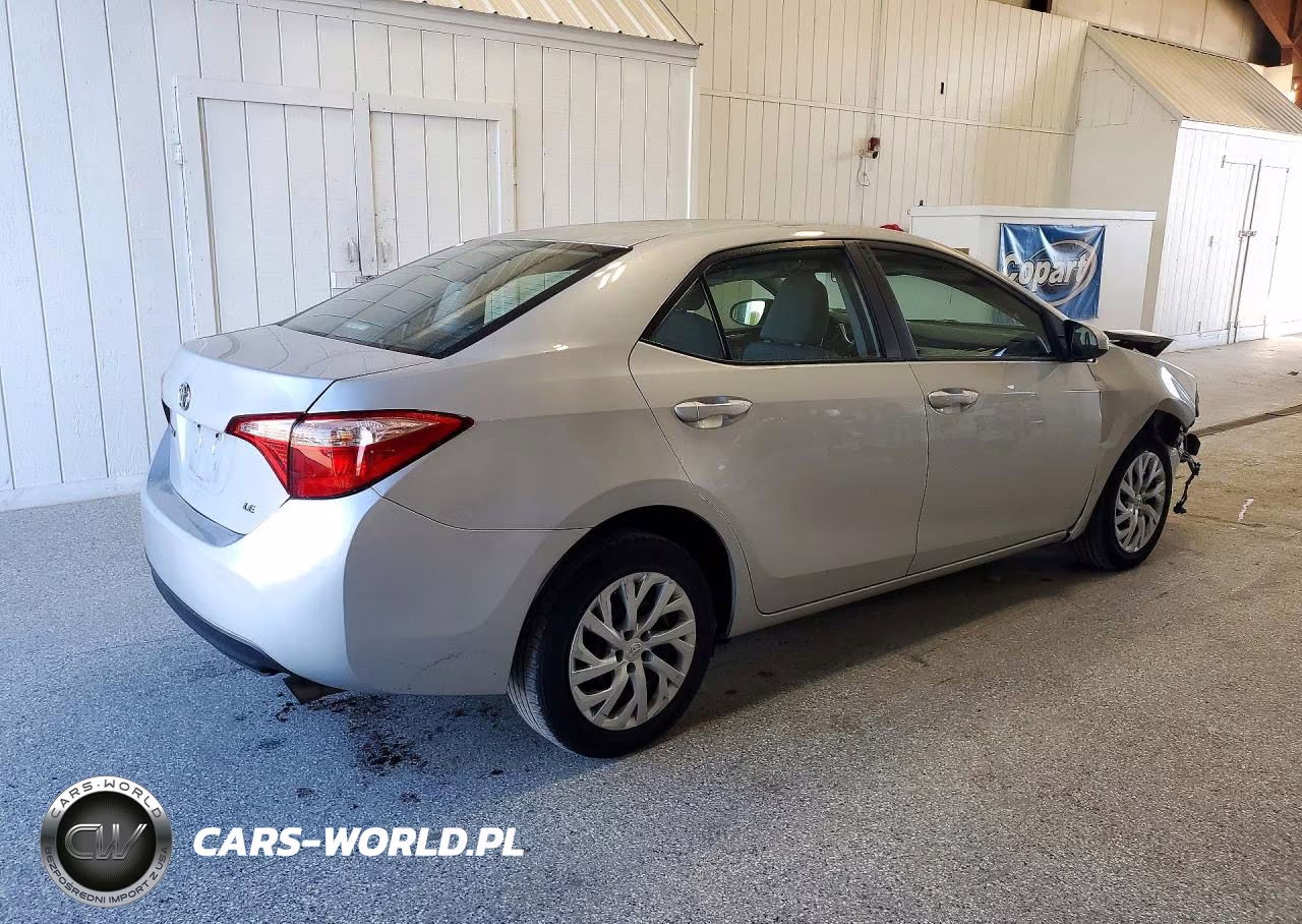 2018 Toyota Corolla Le VIN:5YFBURHE4JP841473 - 3