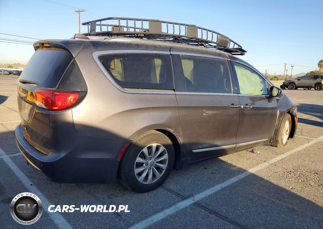 2019 Chrysler Pacifica Touring L VIN:2C4RC1BG7KR643663 - 3